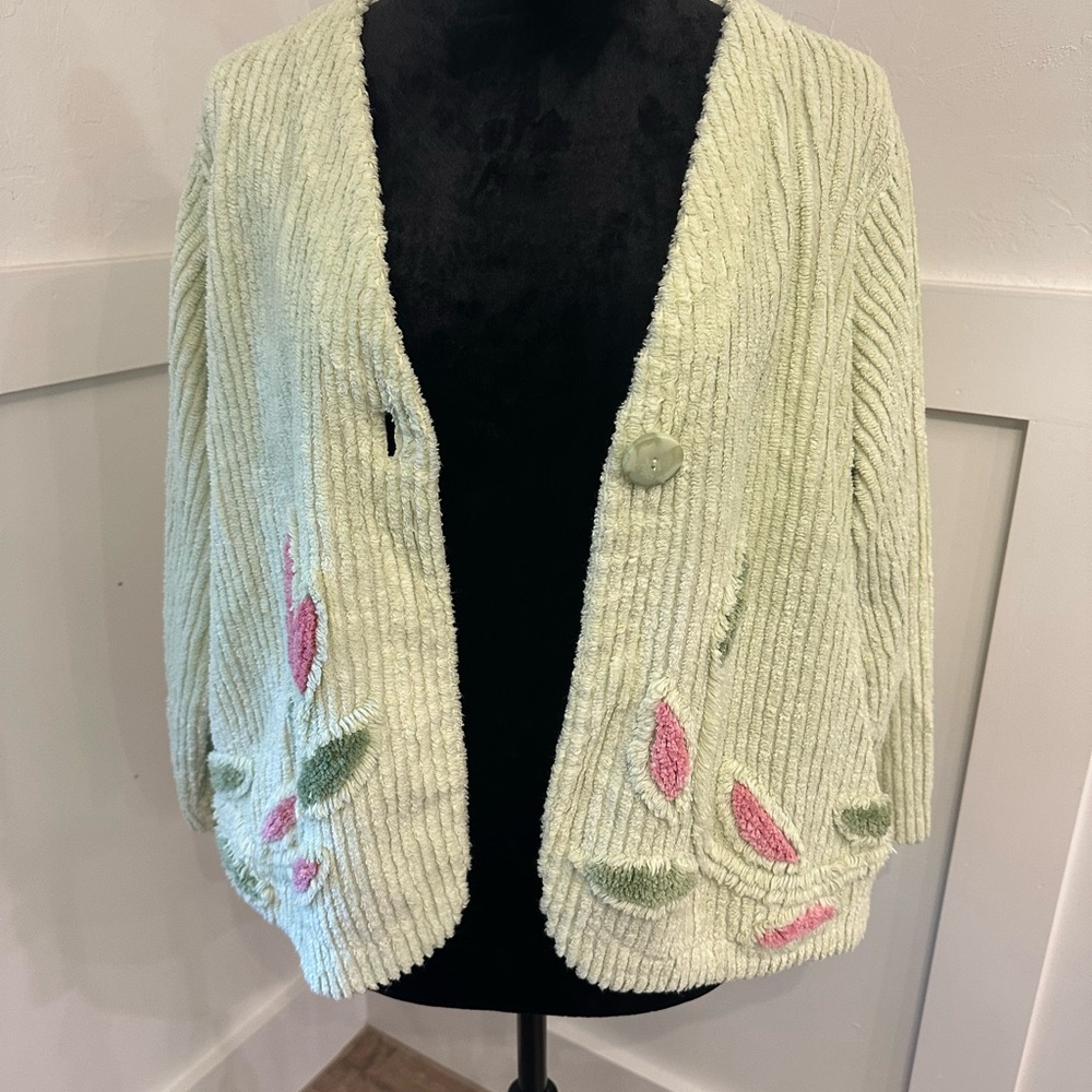Chic Cottagecore Cardigan with‎ Pink and Green Accents - Picture 2 of 7